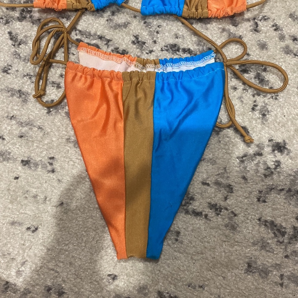Bikini - Picture 3 of 3